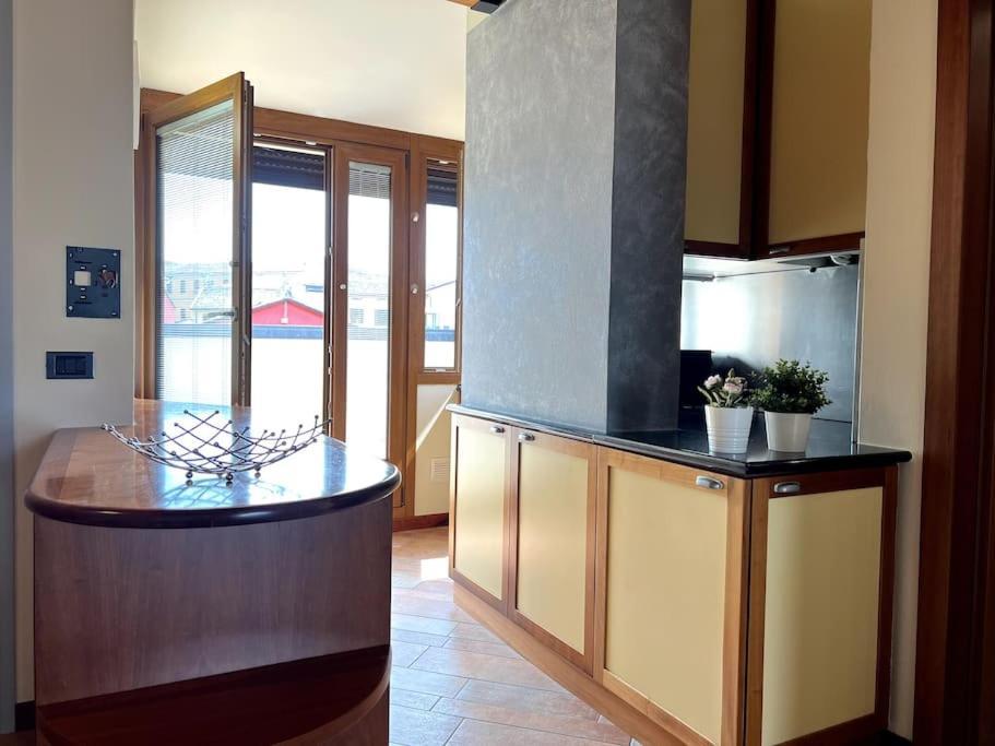 Апартаменты Attico In Piazza Matteotti Дезенцано-дель-Гарда Экстерьер фото